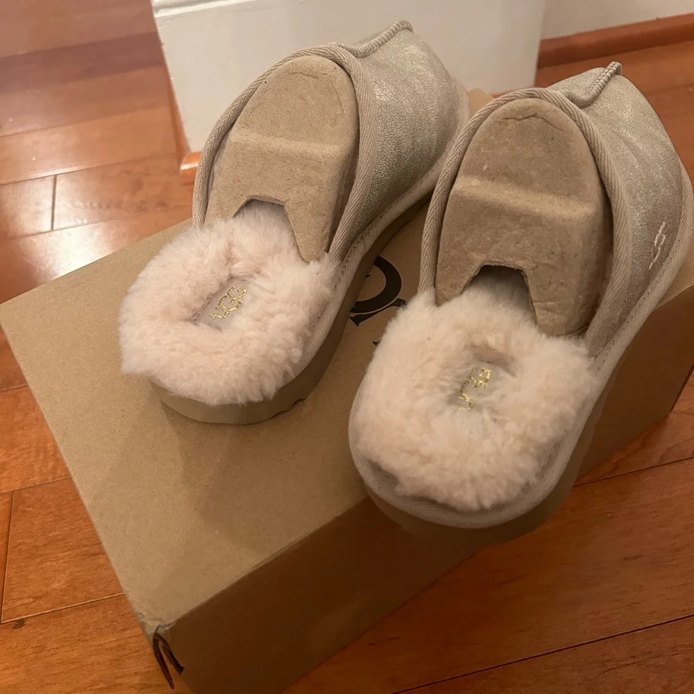 NIB UGG KEEGAN COZY SOFT SLIPPERS IN METALLIC KID SIZE 2M